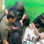 Petugas menggeledah warga di sebuah rental PS di Banggai, Minggu (11/1/2026). (©Humas Polres Banggai)