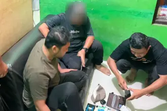 Petugas menggeledah warga di sebuah rental PS di Banggai, Minggu (11/1/2026). (©Humas Polres Banggai)