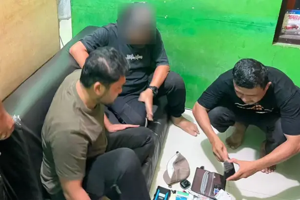 Petugas menggeledah warga di sebuah rental PS di Banggai, Minggu (11/1/2026). (©Humas Polres Banggai)