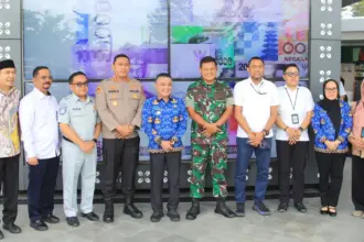 Foto bersama usai coffee morning di lapangan Vatulemo Palu, Kamis (22/1/2026). (©Humas Polresta Palu)