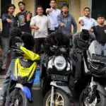 Sejumlah pelaku curanmor duduk di atas kendaraan hasil curiannya di Mapolresta Palu, Rabu (21/1/2026)/. (©Huams Polresta Palu)