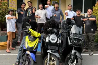 Sejumlah pelaku curanmor duduk di atas kendaraan hasil curiannya di Mapolresta Palu, Rabu (21/1/2026)/. (©Huams Polresta Palu)