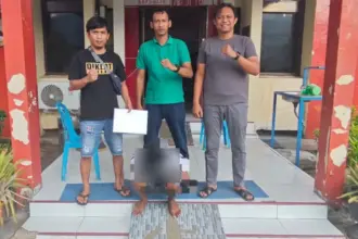 Tersangka MF saat digelandang ke Mapolsek Palu Selatan, Minggu (18/1/2025). (©Humas Polresta Palu)