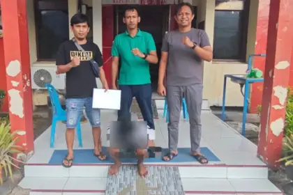 Tersangka MF saat digelandang ke Mapolsek Palu Selatan, Minggu (18/1/2025). (©Humas Polresta Palu)