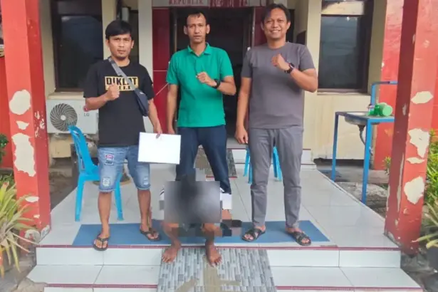 Tersangka MF saat digelandang ke Mapolsek Palu Selatan, Minggu (18/1/2025). (©Humas Polresta Palu)