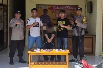 Perampok setelah dibekuk warga dan diserahkan ke polisi, Minggu (18/1/2026). (©Humas Polresta Palu)