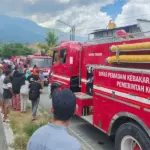 Armada Damkar tiba di lokasi kebakaran di Pengawu, Minggu (18/1/2026). (©Polresta Palu)