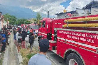 Armada Damkar tiba di lokasi kebakaran di Pengawu, Minggu (18/1/2026). (©Polresta Palu)