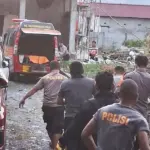Petugas mengevakuasi jenazah seorang mahasiswa berinisial A di sebuah kamar kos di Tondo, Palu, Jumat (16/1/2026). (©Humas Polresta Palu)