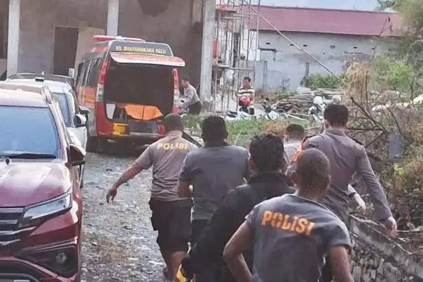 Petugas mengevakuasi jenazah seorang mahasiswa berinisial A di sebuah kamar kos di Tondo, Palu, Jumat (16/1/2026). (©Humas Polresta Palu)