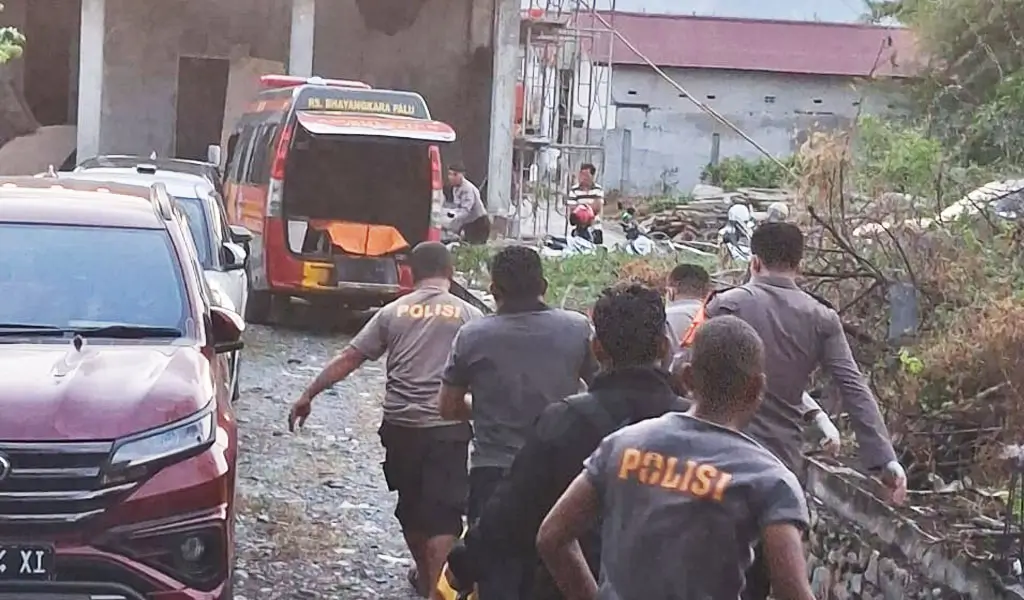 Petugas mengevakuasi jenazah seorang mahasiswa berinisial A di sebuah kamar kos di Tondo, Palu, Jumat (16/1/2026). (©Humas Polresta Palu)