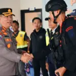 Kapolresta Palu Kombes Pol Deny Abrahams dalam kesempatan meninjau posko pengamanan Nataru di palu. (©Humas Polresta Palu)