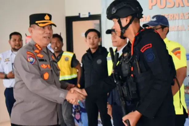 Kapolresta Palu Kombes Pol Deny Abrahams dalam kesempatan meninjau posko pengamanan Nataru di palu. (©Humas Polresta Palu)