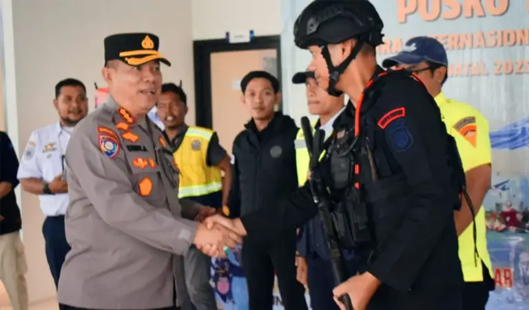 Kapolresta Palu Kombes Pol Deny Abrahams dalam kesempatan meninjau posko pengamanan Nataru di palu. (©Humas Polresta Palu)