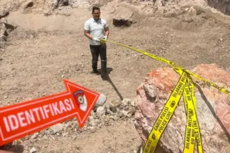 Olah TKP penambang yang jatuh dari tebing di Poboya, Sabtu (24/1/2026). (©Humas Polresta Palu)