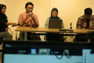 Konferensi pers terkait seleksi anggota Komisi Informasi di Jakarta, Senin (12/1/21026). (©FOINI)