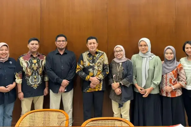 Bupati Touna dan tim Sikola Mombine di Touna, Kamis (8/1/2026). (©Sikola Mombine)