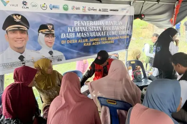 Penyaluran bantuan kemanusiaan oleh PT Vale Indonesia dan Pemkab Luwu TImur di Kabupaten Aceh Tamiang, Minggu (4/1/2026). (©PT Vale Indonesia)