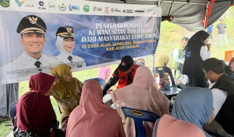 Penyaluran bantuan kemanusiaan oleh PT Vale Indonesia dan Pemkab Luwu TImur di Kabupaten Aceh Tamiang, Minggu (4/1/2026). (©PT Vale Indonesia)