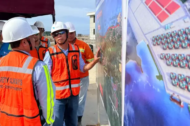 Direktur Strategi Hilirisasi dan Mineral Mining Industry Indonesia (MIND ID) Tedy Badrujaman saat meninjau HPAL Pomalaa. (©PT Vale Indonesia)