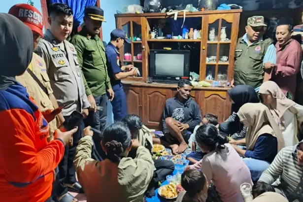 Sejumlah warga Filipina yang diselamatkan oleh nelayan di Buol, Kamis (22/1/2026). (©Huams Porles Buol)