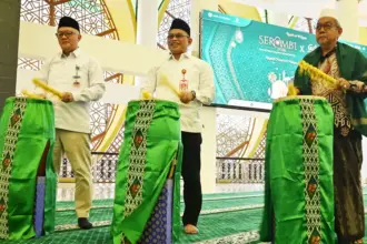 Kepala BI SUlteng Irfan Sukarna Ikiri) bersama Asisten II Pemprov Sulteng Rudi Dewanto dan Perwakilan MUI Sulteng menabuh bedug menandai pembukaan Serambi dan Gebyar Ramadhan di masjid Baitul Khairaat Palu, Rabu (18/2/2026). (©bmzIMAGES/Basri Marzuki)