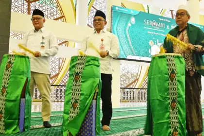Kepala BI SUlteng Irfan Sukarna Ikiri) bersama Asisten II Pemprov Sulteng Rudi Dewanto dan Perwakilan MUI Sulteng menabuh bedug menandai pembukaan Serambi dan Gebyar Ramadhan di masjid Baitul Khairaat Palu, Rabu (18/2/2026). (©bmzIMAGES/Basri Marzuki)