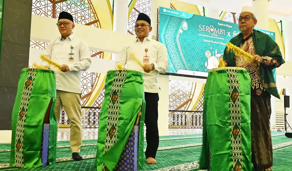 Kepala BI SUlteng Irfan Sukarna Ikiri) bersama Asisten II Pemprov Sulteng Rudi Dewanto dan Perwakilan MUI Sulteng menabuh bedug menandai pembukaan Serambi dan Gebyar Ramadhan di masjid Baitul Khairaat Palu, Rabu (18/2/2026). (©bmzIMAGES/Basri Marzuki)