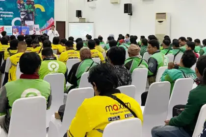 Suasana sosialisasi QRIS dan literasi keuangan kepada pengemudi ojek online oleh BI Sulteng, Selasa (4/2/2026). (©BI Sulteng)