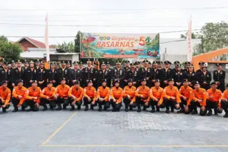 Foto bersama pejabat dan personel Basarnas Palu usai upacara HUT ke-59, Sabtu (28/2/2026). (©Basarnas Palu)