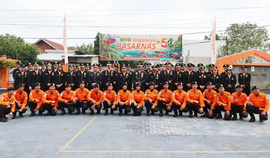 Foto bersama pejabat dan personel Basarnas Palu usai upacara HUT ke-59, Sabtu (28/2/2026). (©Basarnas Palu)
