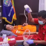 Kabasrnas Palu Muh Rizal pada donor darah memperingati HUT ke-54 Basarnas di Palu, Senin (2/2/2026). (©Basarnas Palu)