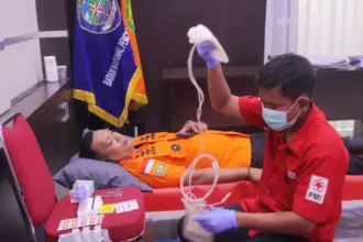 Kabasrnas Palu Muh Rizal pada donor darah memperingati HUT ke-54 Basarnas di Palu, Senin (2/2/2026). (©Basarnas Palu)