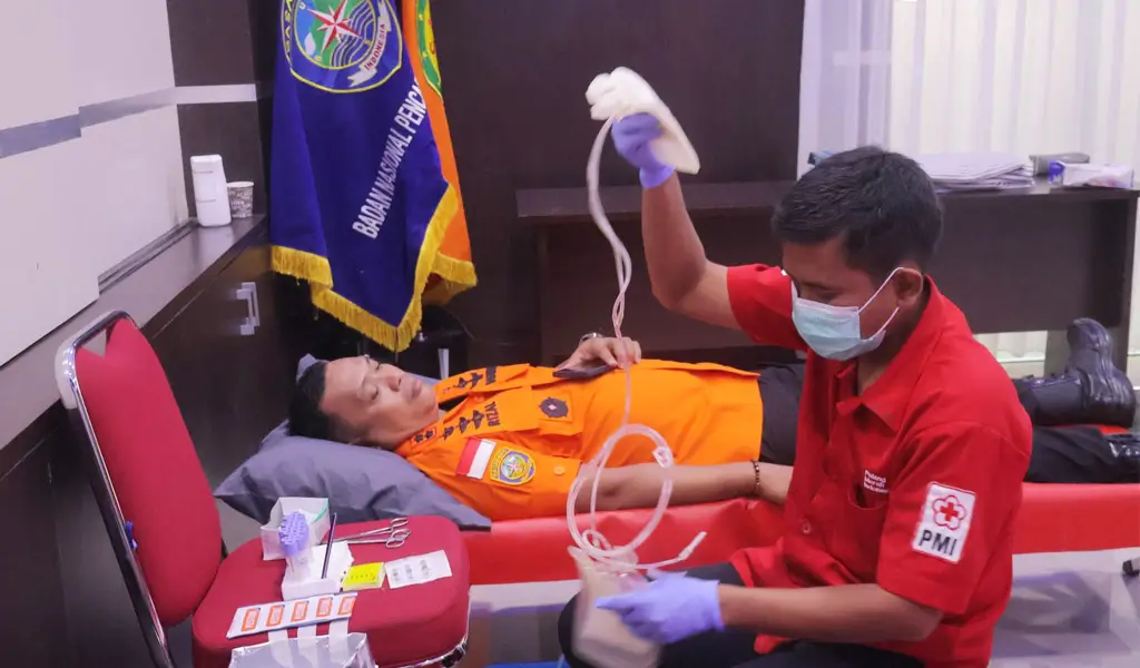 Kabasrnas Palu Muh Rizal pada donor darah memperingati HUT ke-54 Basarnas di Palu, Senin (2/2/2026). (©Basarnas Palu)
