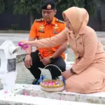 Kepala Badan Pencarian dan Pertolongan Palu. Moh Rizal bersama isteri menaburkan bunga pad amakam saat ziarah dalam rangka HUT ke-54 Basarnas, Jumat (27/2/2026). (©Basarnas Palu)