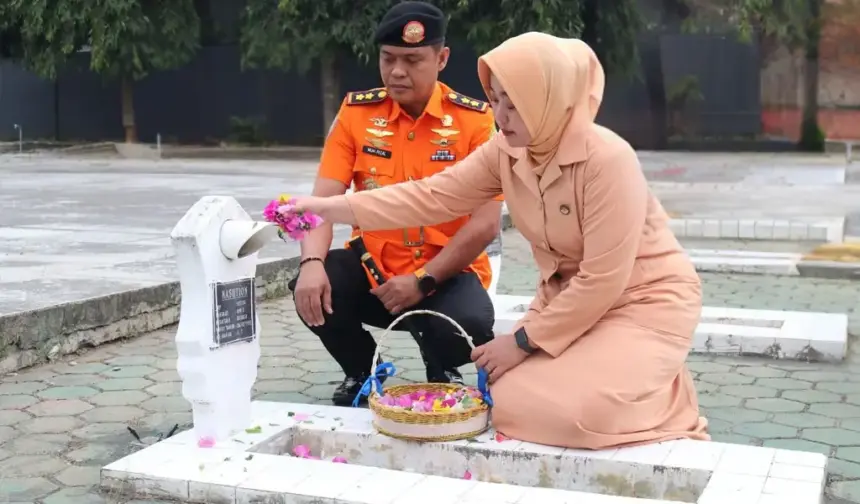 Kepala Badan Pencarian dan Pertolongan Palu. Moh Rizal bersama isteri menaburkan bunga pad amakam saat ziarah dalam rangka HUT ke-54 Basarnas, Jumat (27/2/2026). (©Basarnas Palu)