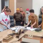 Suasana RDP di DPRD Sulteng bersama warga Poboya dan PT CPM tentang polemik penciutan IUP, Senin (23/2/2026). (©RadarPalu/Wahono)
