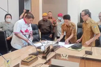 Suasana RDP di DPRD Sulteng bersama warga Poboya dan PT CPM tentang polemik penciutan IUP, Senin (23/2/2026). (©RadarPalu/Wahono)