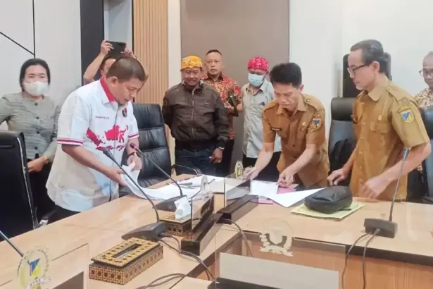Suasana RDP di DPRD Sulteng bersama warga Poboya dan PT CPM tentang polemik penciutan IUP, Senin (23/2/2026). (©RadarPalu/Wahono)