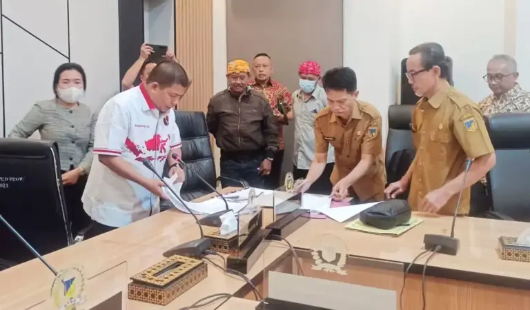 Suasana RDP di DPRD Sulteng bersama warga Poboya dan PT CPM tentang polemik penciutan IUP, Senin (23/2/2026). (©RadarPalu/Wahono)