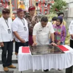 Kaknwil Ditjenoas Sulteng Bagus Kurniawan (tengah) meneken prasasti pada peresmian Pura Maitri Santhi di Lapas Luwuk, Rabu (11/2/2026). (©Humas Ditjenpas Sulteng)