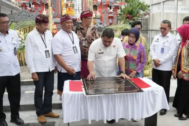Kaknwil Ditjenoas Sulteng Bagus Kurniawan (tengah) meneken prasasti pada peresmian Pura Maitri Santhi di Lapas Luwuk, Rabu (11/2/2026). (©Humas Ditjenpas Sulteng)