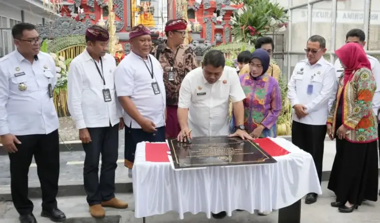 Kaknwil Ditjenoas Sulteng Bagus Kurniawan (tengah) meneken prasasti pada peresmian Pura Maitri Santhi di Lapas Luwuk, Rabu (11/2/2026). (©Humas Ditjenpas Sulteng)