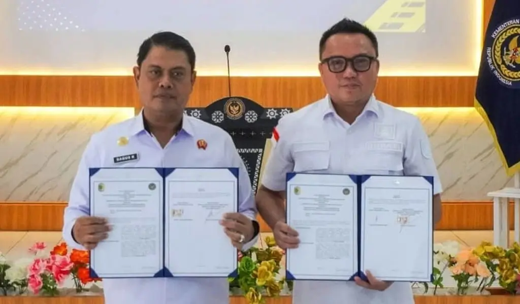 Bupati Morut Denis J Hehi (kanan) bersama Kakanwil Ditjenpas Sulteng Bagus Kurniawan menunjukkan naskah PKS penguatan layanan pemasyarakatan di Morut, Jumat (13/2/2026). (©Hum,as Ditjenpas Sulteng)