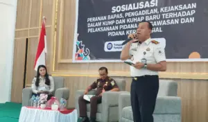 Kabid Pembimbingan Kemasyarakatan Kanwil Ditjenpas Sulteng, M. Nur Amin menyampaikan materi tentang KUHAP Nasional pada sosialisasi implementasi KUHP dan KUHAP Nasional di Lapas Luwuk, Kamis (12/2/2026). (©Humas Ditjenpas Sulteng)