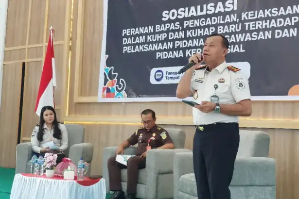 Kabid Pembimbingan Kemasyarakatan Kanwil Ditjenpas Sulteng, M. Nur Amin menyampaikan materi tentang KUHAP Nasional pada sosialisasi implementasi KUHP dan KUHAP Nasional di Lapas Luwuk, Kamis (12/2/2026). (©Humas Ditjenpas Sulteng)