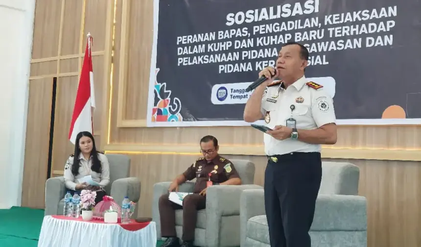 Kabid Pembimbingan Kemasyarakatan Kanwil Ditjenpas Sulteng, M. Nur Amin menyampaikan materi tentang KUHAP Nasional pada sosialisasi implementasi KUHP dan KUHAP Nasional di Lapas Luwuk, Kamis (12/2/2026). (©Humas Ditjenpas Sulteng)