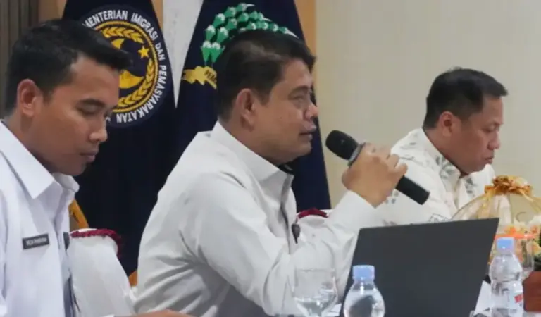 Kakanwil Ditjenpas Sulteng, Bagus Kurniawan (tengah) pada diseminasi strategi peningkatan akses bantuan hukum bagi tahanan dan warga binaan pemasyarakatan kategori miskin dan kelompok rentan di Aula Lapas Kelas IIA Palun, Kamis (5/2/2026), (©Humas Ditjenpas Sulteng)