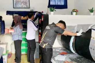 Petugas menggeledah salah satu blok hunian di Lapas Perempuan Palu, Jumat (27/2/2026). (©Humas DItjenpas Sulteng)