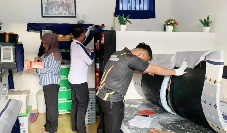 Petugas menggeledah salah satu blok hunian di Lapas Perempuan Palu, Jumat (27/2/2026). (©Humas DItjenpas Sulteng)
